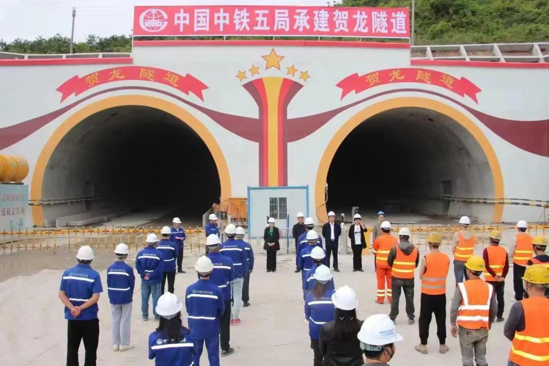 桑龙高速TJ1标顺利完成贺龙隧道双线贯通