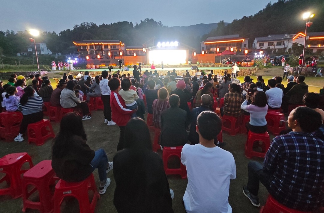 村民变身舞台“主角”   “村晚”秀出乡村新风貌
