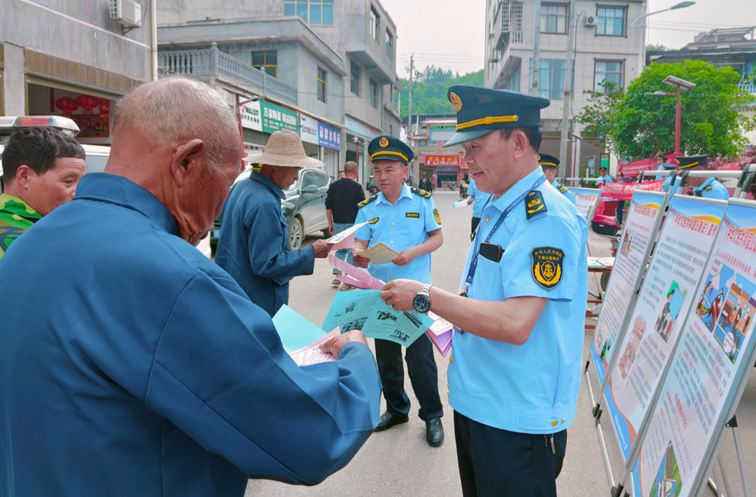 桑植县公路建设养护中心开展路产路权知识宣传活动