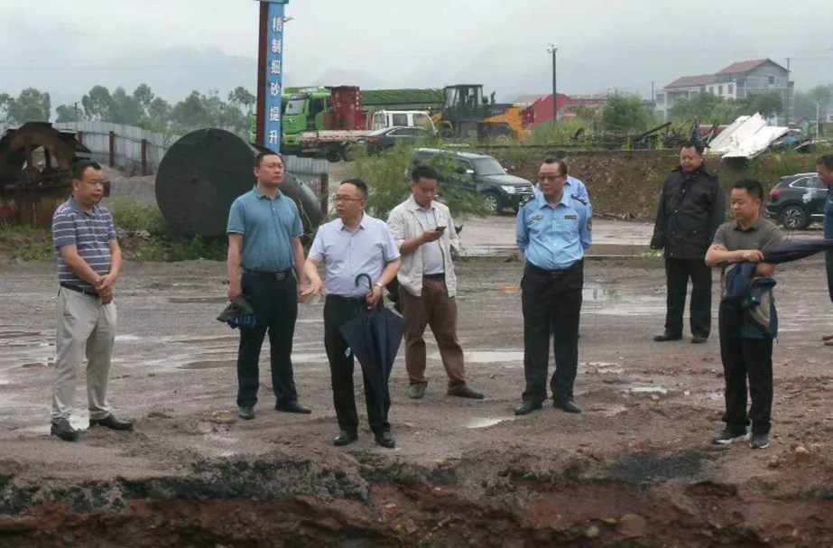 杨昌顺带队到利福塔镇开展巡河工作