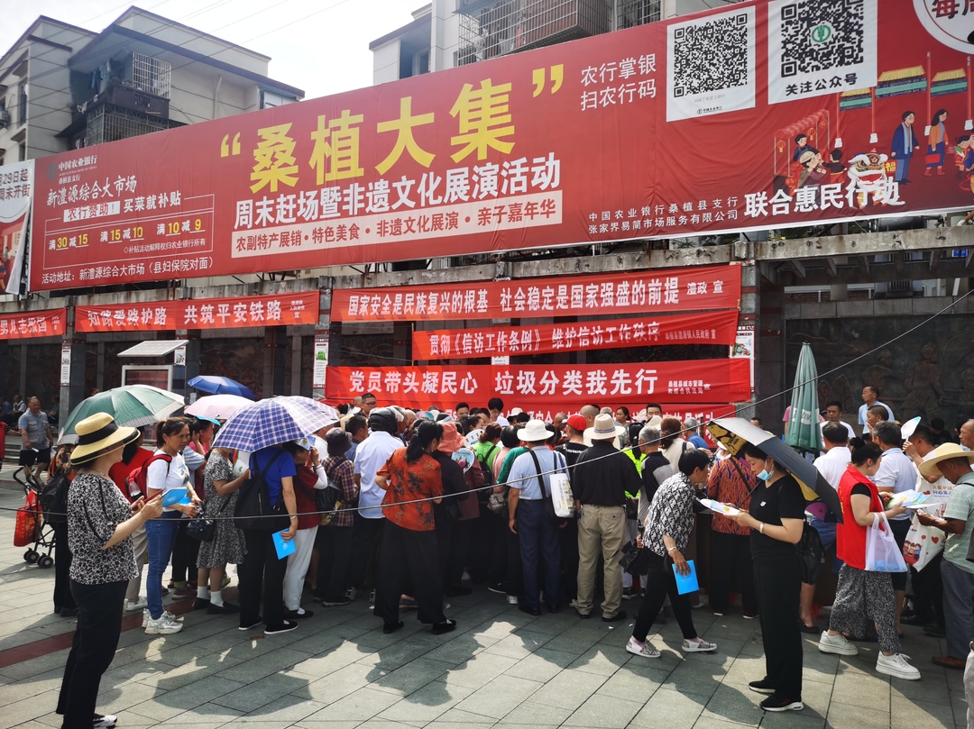 县城管局开展“党员带头凝民心 垃圾分类我先行”宣传活动