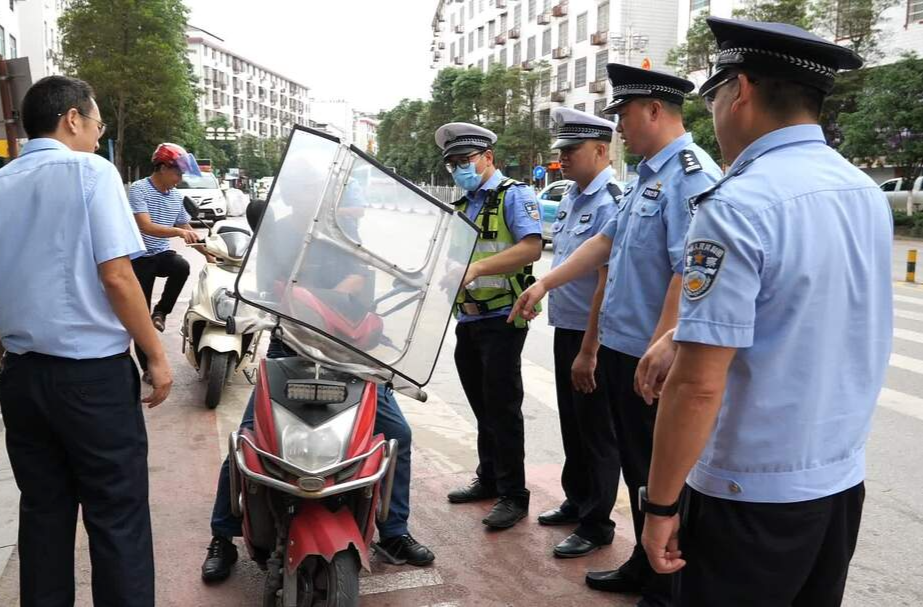县公安局：所队联合开展整治行动，营造良好出行环境