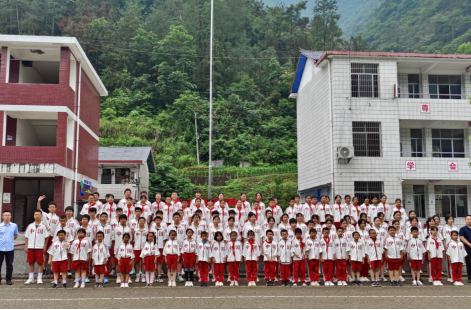 桑植县淋溪河学校:放飞梦想  欢乐游园