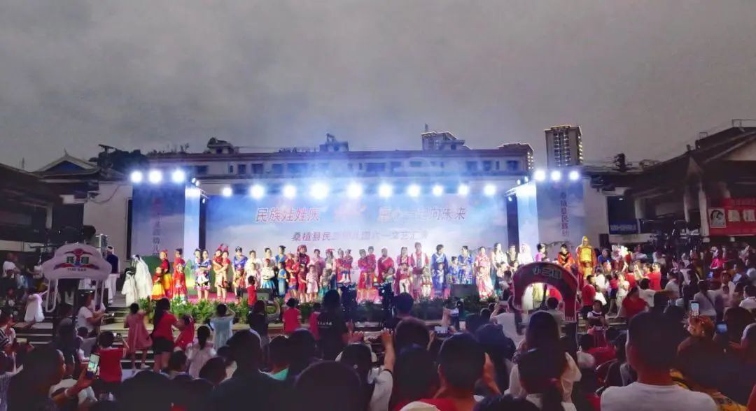县关工委：关心下一代 慰问暖童心