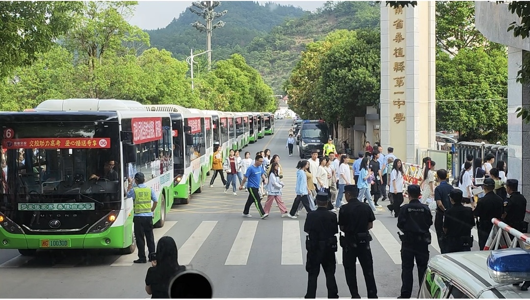 2023年高考首日，看现场→