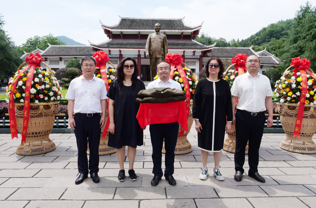 贺龙元帅后代向贺龙纪念馆捐赠文物