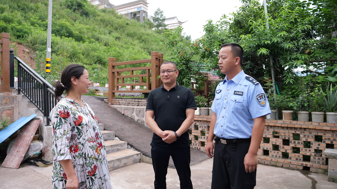 省高警局张家界支队桑植大队开展“交通安全宣传月”活动
