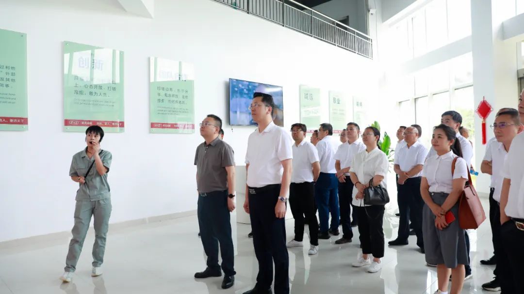 桑植县党政干部到农夫山泉工厂实地考察学习