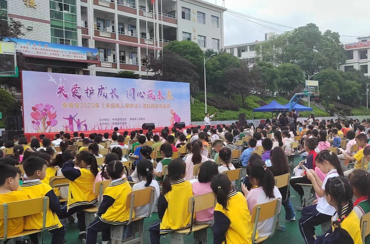 桑植县2023年《未成年人保护法》进校园宣传活动走进洪家关小学