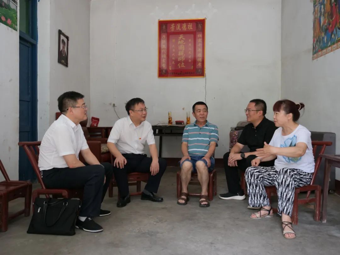 曹飞“七一”前夕走访慰问生活困难党员