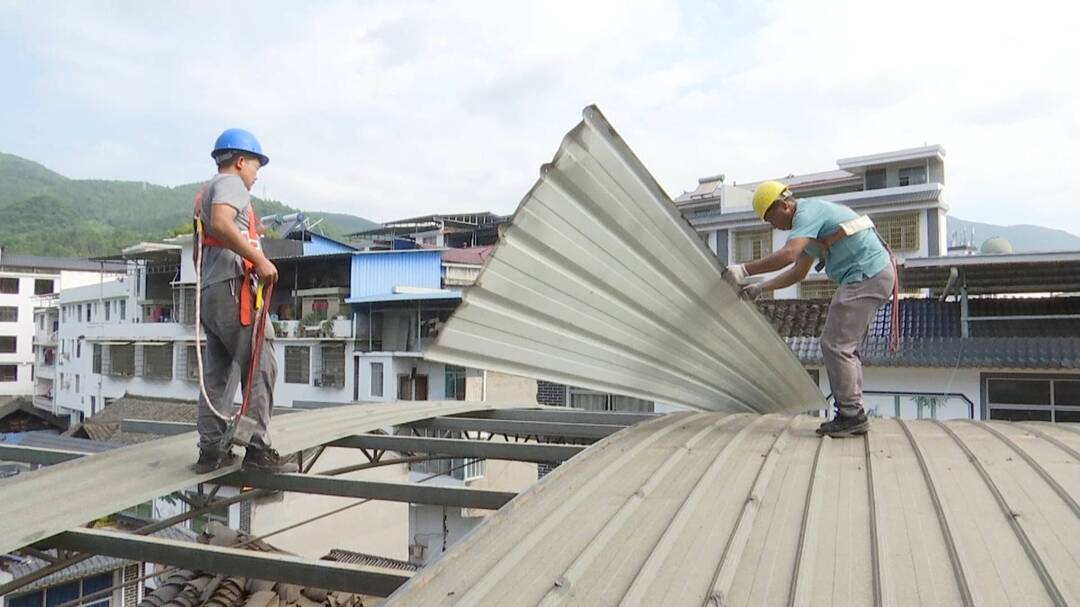 洪家关推进景区屋顶棚整治工作