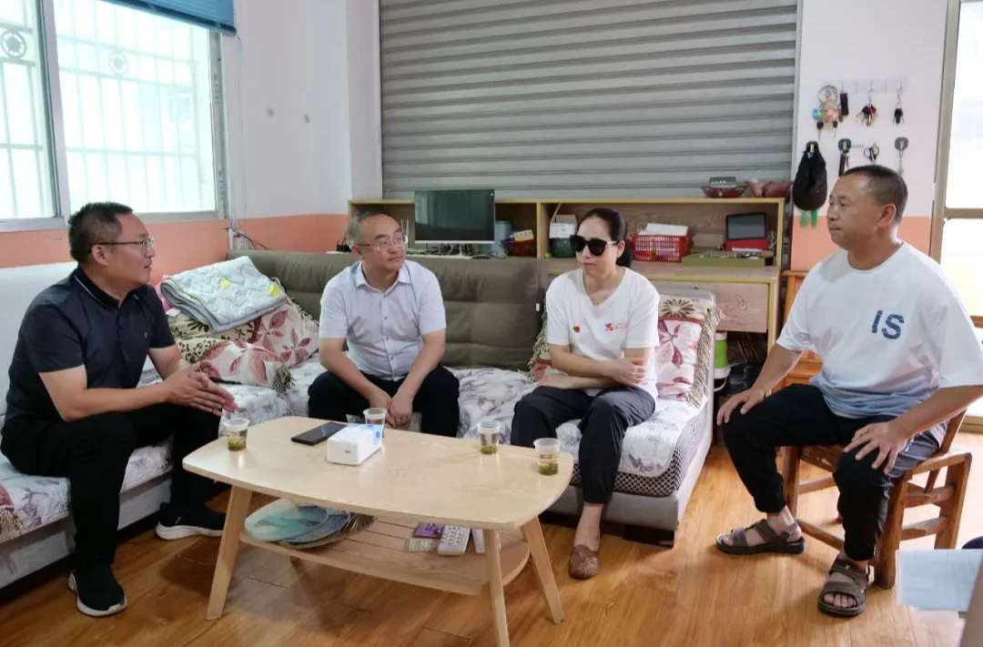 “七一”前夕 梁高武走进社区慰问生活困难党员