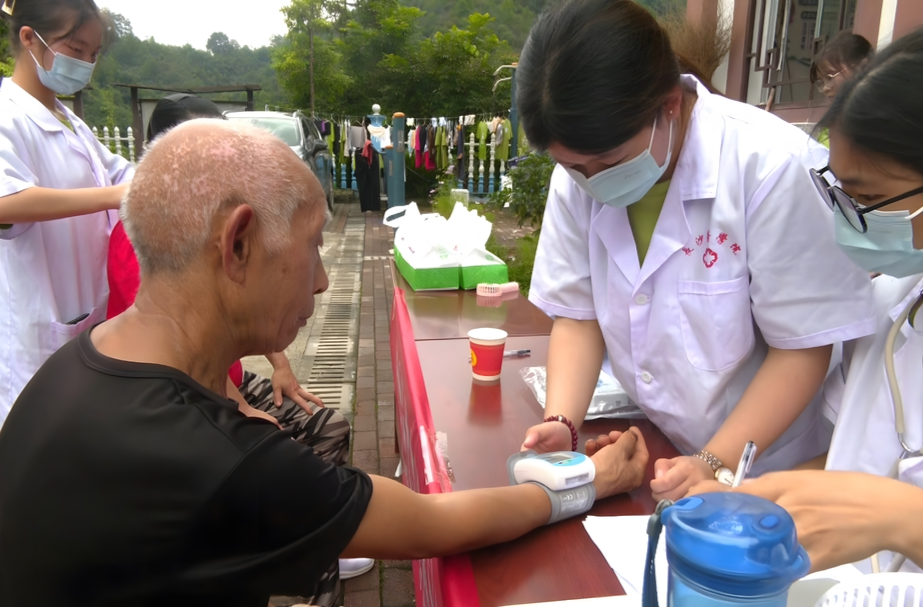 长沙医学院三下乡活动走进人潮溪镇和平村