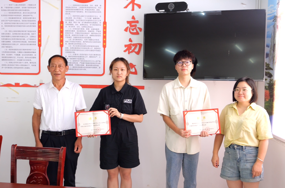 两名大学生返乡赠物资 同为乡村振兴出把力