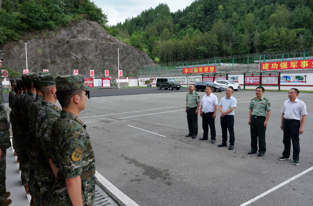 梁高武“八一”前夕走访慰问武警官兵、抗美援朝老复员军人