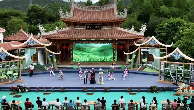 《白茶甜歌》在CCTV-17频道《丰收集结号》节目中精彩开唱
