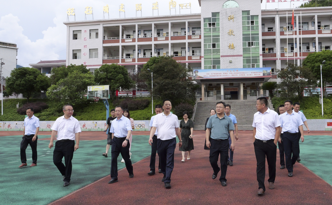 夏智伦调研桑植县贺龙中学提质改造工作