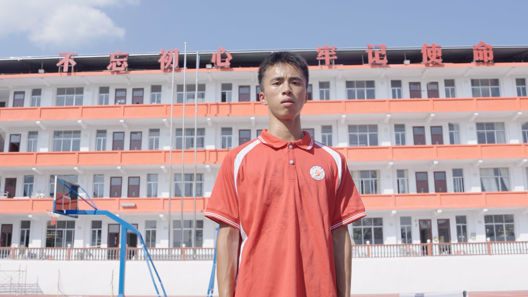 恭喜！贺龙中学学生朱常溧在湖南省青少年田径锦标赛中斩获冠军！