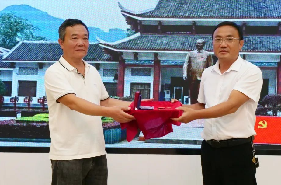 中国最小红军战士向轩遗物捐赠给贺龙纪念馆