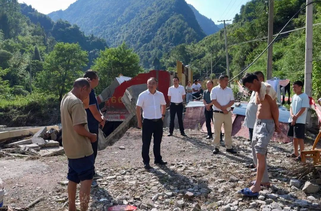 全力以“复”建设美好家园！梁高武调度灾后重建工作