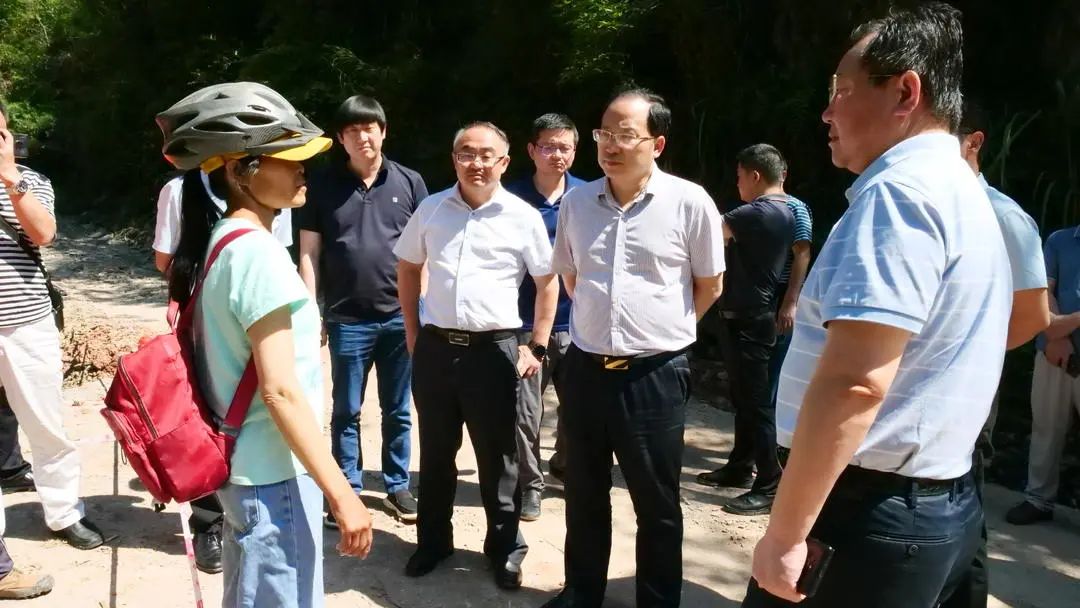 周超来我县调研公路水毁受灾情况
