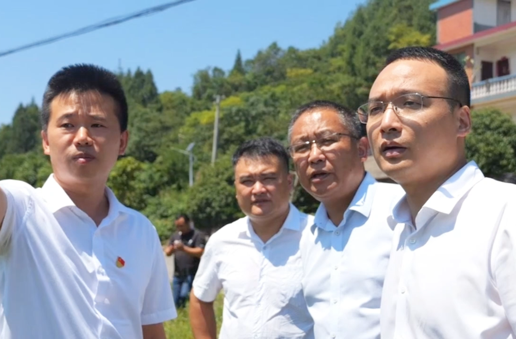 万东来桑调研灾后重建工作