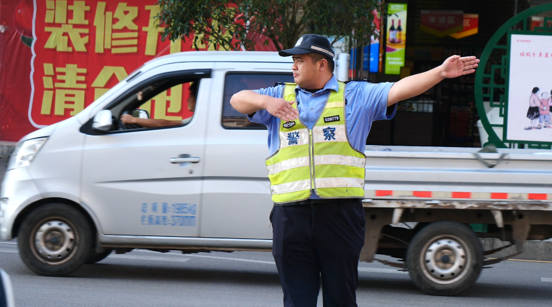 秋季开学第一天，桑植交警开始“护学”模式