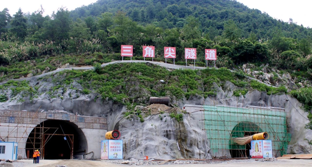 桑龙TJ1标项目三角尖隧道双线顺利贯通