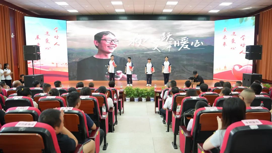 学好人 送爱心 展未来  桑植县举办“彭清林爱心公益中心”捐赠活动