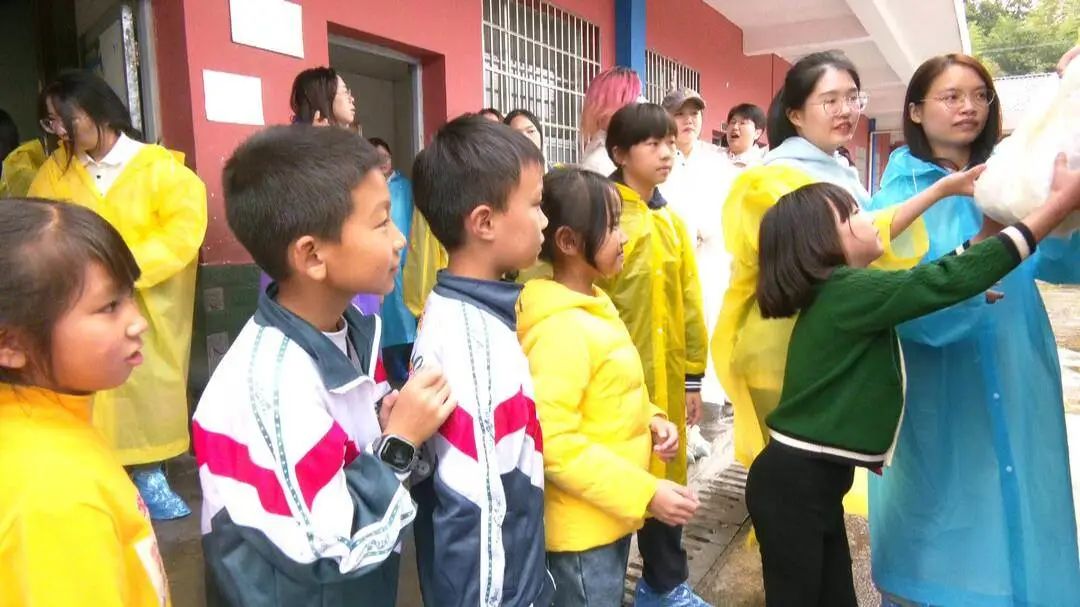 致公党湖南省委致公助学联盟来桑开展爱心捐赠活动