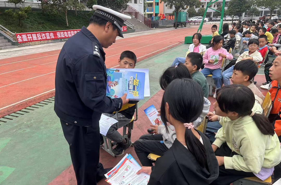 桑植县上河溪乡开展节前交通安全宣传进校园活动