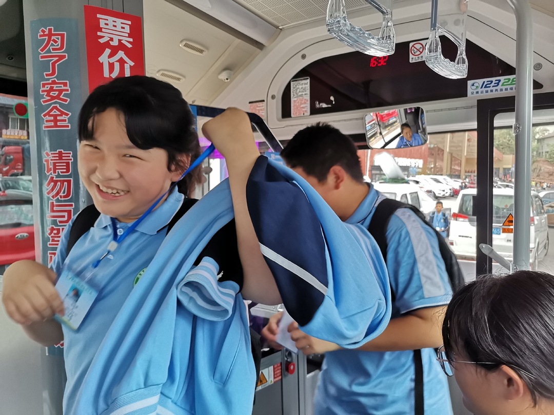 思源实验学校：办理免费乘车证 贴心服务暖人心