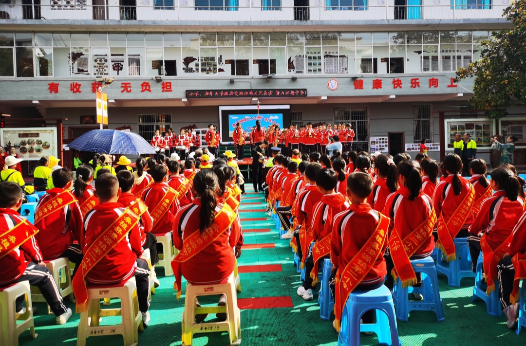 老少共聚庆重阳   浓浓敬老爱幼情