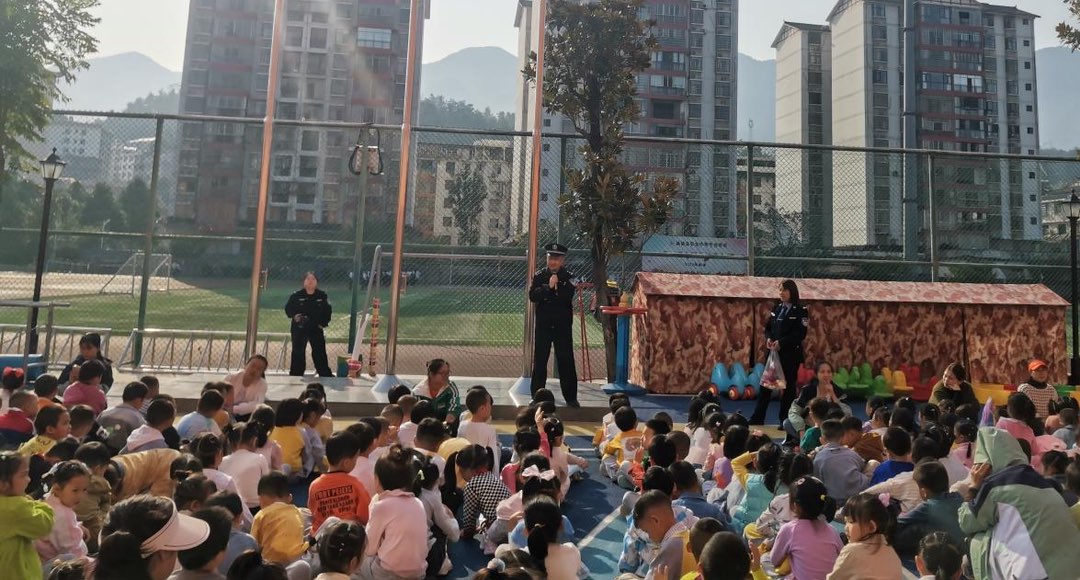 桑植县党政机关幼儿园开展法治安全教育讲座