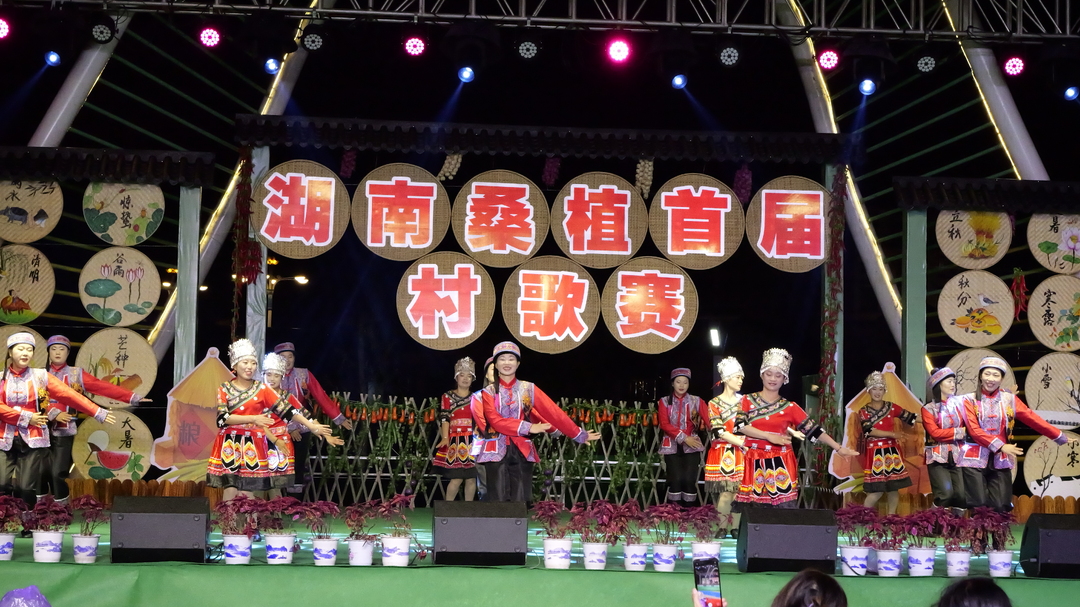 村歌赛县级PK赛（第四场)：精彩节目在雨中绽放 现场观众连连叫好