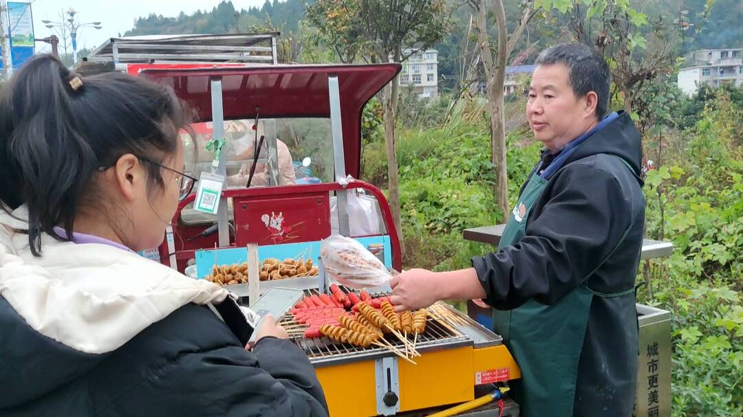 村歌赛现场来了一群“凑热闹”的人