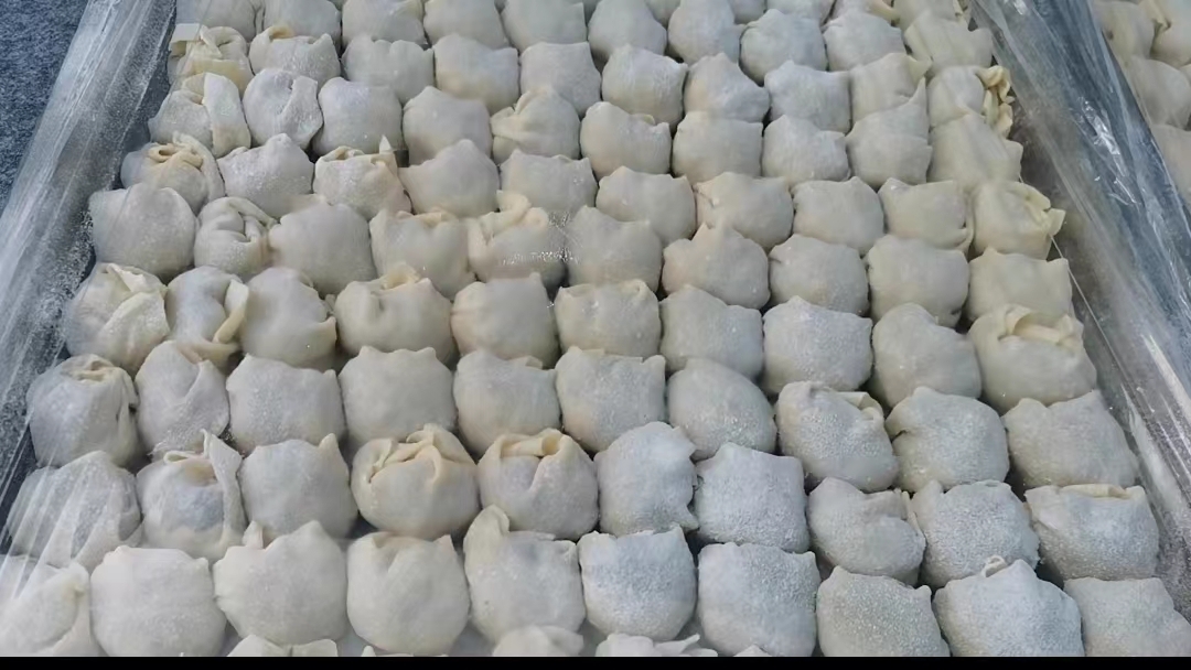 千人饺子宴场面火爆，商家笑开怀