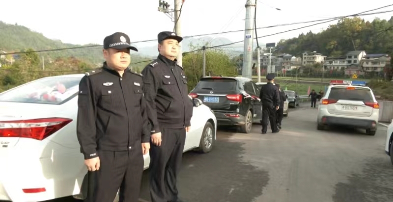 “可爱的人”为民歌节保驾护航