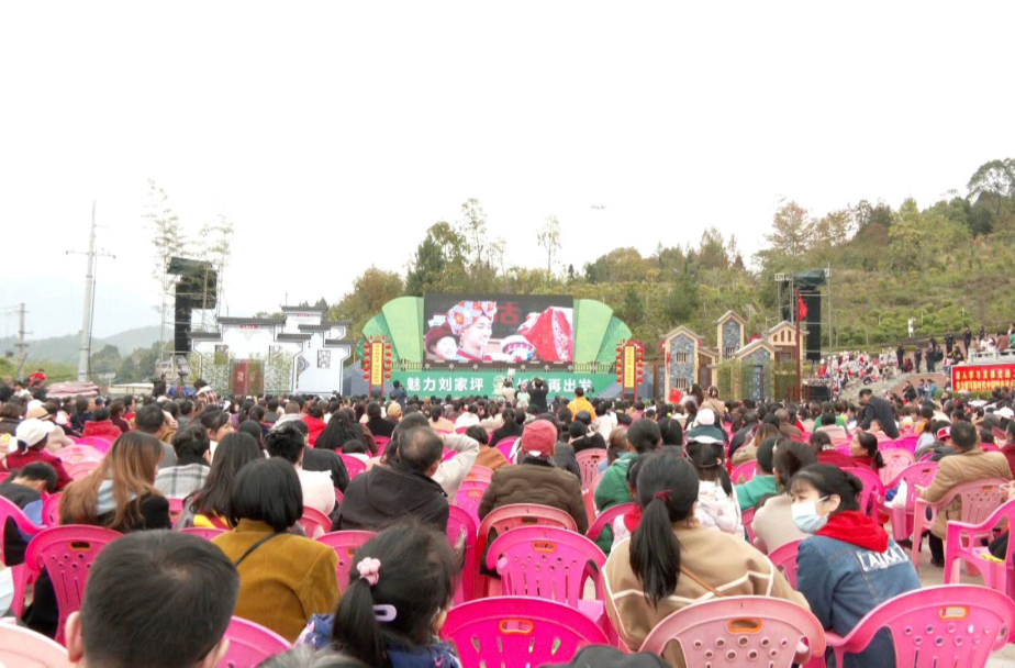 村歌赛决赛现场：兄弟市县齐上阵 载歌载舞同欢乐