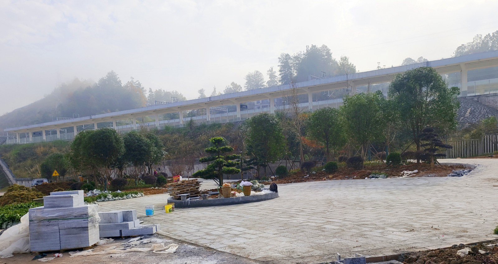 桑植：打造铁路沿线环境综合整治“风景线”