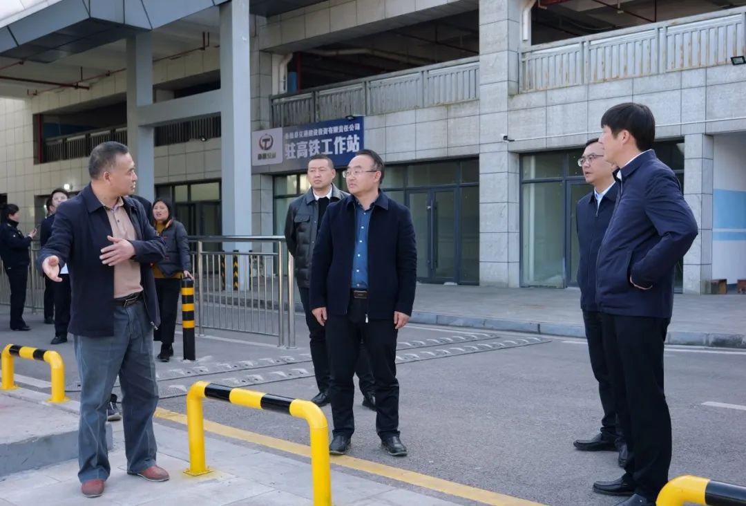 梁高武检查铁路沿线环境综合整治工作