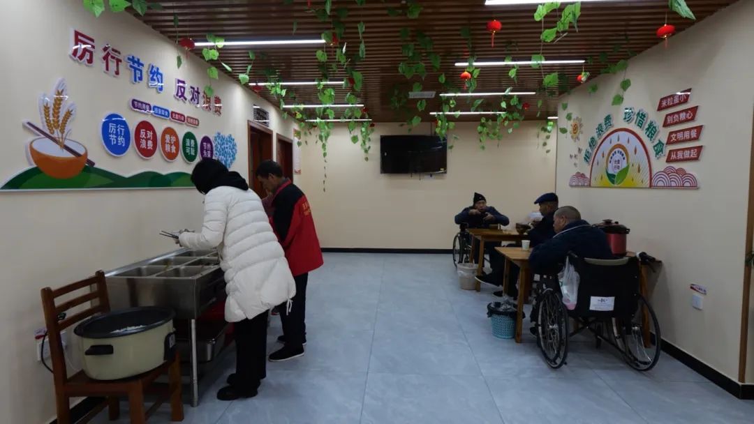 暖心又暖胃，这个老年食堂办的好！