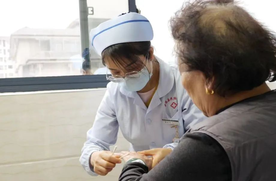政协委员风采丨覃桂香：用心用情做好患者身边的“贴心人”