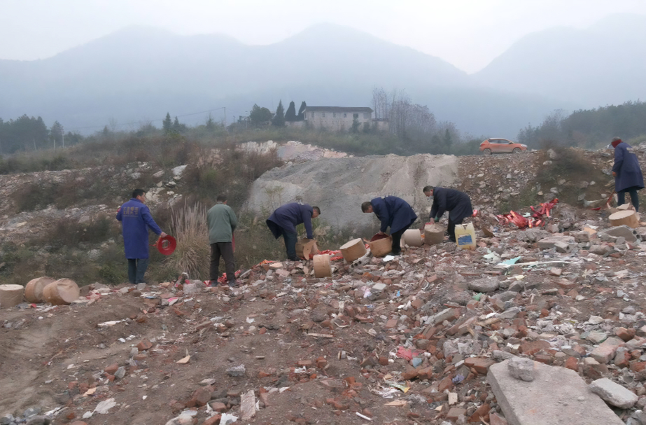 桑植县集中销毁非法烟花爆竹产品