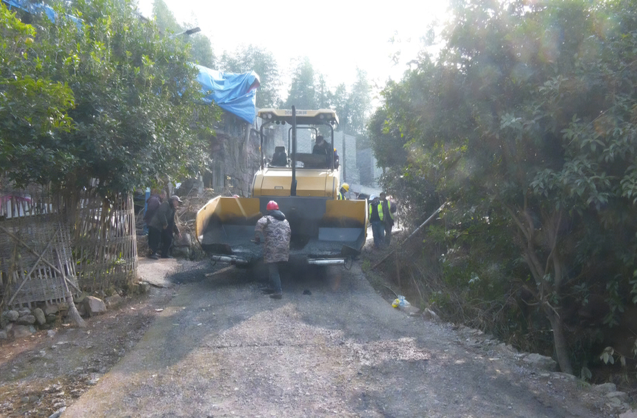 惠民生、暖民意——情系群众办实事 修路便民暖人心