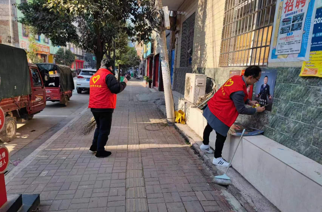 竹叶坪乡：人居环境大整治   “红马甲”在行动