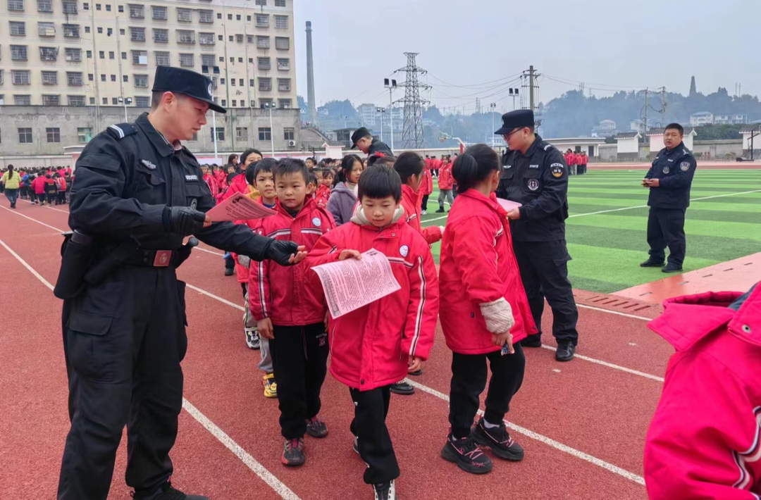 反恐防暴应急演练进校园  筑牢学校安全屏障