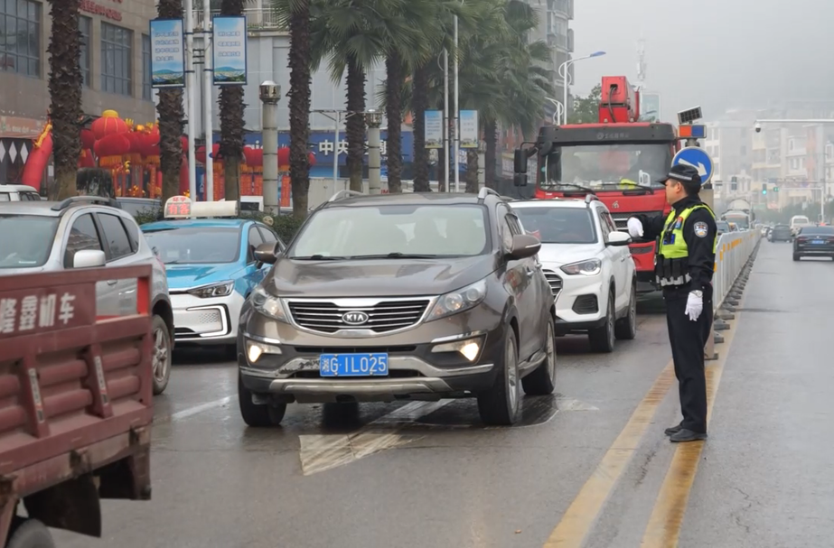 元旦小长假 交警坚守一线护航平安回家路
