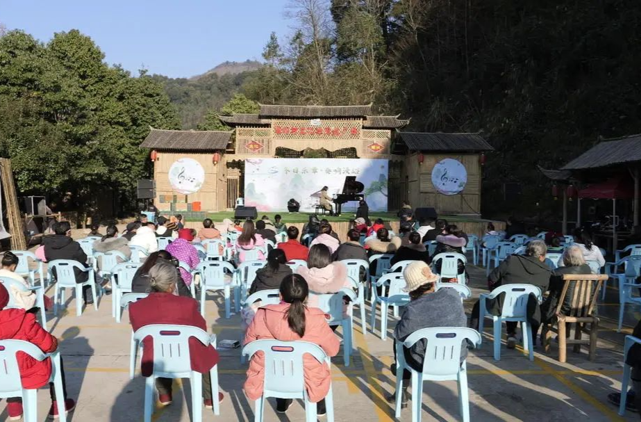 竹叶坪乡浸峪村：钢琴爱好者奏响“冬日乐章”