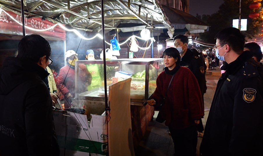 桑植县多部门联合开展小摊贩食品安全检查行动